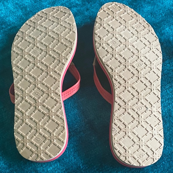UGG Australia red flip flops/thong sandals - Picture 4 of 4